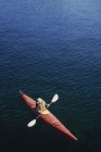 Homme en kayak de mer — Photo de stock