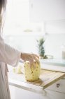 Frau schneidet eine frische Ananas. — Stockfoto