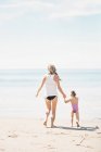 Donna con figlia sulla spiaggia . — Foto stock