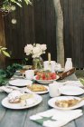 Mesa de pequeno-almoço com chá e bolos — Fotografia de Stock
