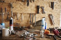 Werkzeugkasten in einer Fahrradwerkstatt. — Stockfoto