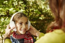 Kind trägt warme Ohrenschützer — Stockfoto