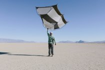 Mann mit Kapselkapsel-Zelt — Stockfoto