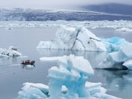 Touristes sur le lac glaciaire — Photo de stock