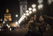 Couple together in a city at night. — Stock Photo