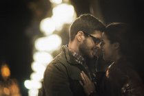 Couple embrassant et embrassant — Photo de stock