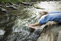 Жінка з ногами в прохолодних водах — стокове фото