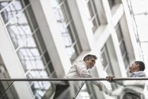 Geschäftskollegen stehen an einem Geländer — Stockfoto