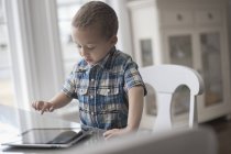 Маленька дитина використовує цифровий планшет — стокове фото