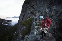 Bergsteiger steht auf dem Gipfel — Stockfoto