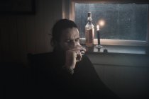 Человек, пьющий из стакана . — стоковое фото