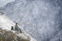 Escursionista di sesso maschile in montagna — Foto stock