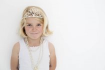 Jeune fille portant une tiare — Photo de stock
