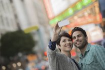 Couple prendre un selfy avec un téléphone intelligent . — Photo de stock