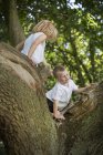 Junge und Mädchen klettern — Stockfoto