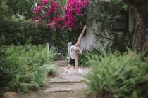 Mujer haciendo yoga en un jardín . - foto de stock