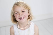 Giovane ragazza che indossa una tiara — Foto stock