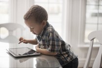 Маленький ребенок с помощью цифрового планшета — стоковое фото