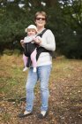 Женщина носит ребенка — стоковое фото