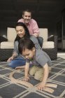 Mann und Frau spielen mit ihrem kleinen Sohn — Stockfoto