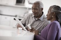 Seniorenpaar mit digitalem Tablet — Stockfoto