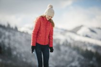 Mädchen im roten Mantel im Winter. — Stockfoto