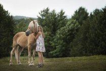 Junges Mädchen mit einem Pony — Stockfoto