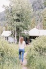 Mujer caminando en un rancho . - foto de stock