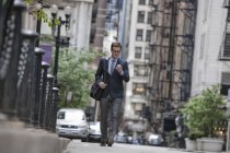 Homme d'affaires dans une rue de la ville — Photo de stock