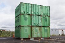 Gestapelte Frachtcontainer — Stockfoto