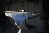 Hammer liegt auf einem eisernen Amboss — Stockfoto