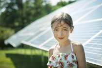 Niño al lado de paneles solares - foto de stock
