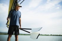 Man carrying oars — Stock Photo