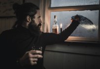 Homme avec une bouteille de whisky — Photo de stock