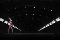 Mulher ginasta realizando no feixe — Fotografia de Stock