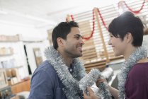 Hombre y mujer con decoraciones navideñas - foto de stock
