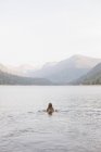 Жінка плаває в озері . — стокове фото