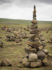 Высокий каменный кэрн, сделанный туристами — стоковое фото
