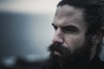 Людина з повною бородою і вусами — стокове фото