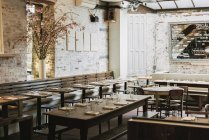 Ресторан с длинными узкими столами — стоковое фото
