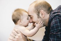 Bebê menina e seu pai — Fotografia de Stock