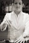Жінка змішуючи коктейль — стокове фото