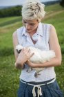 Adolescente, segurando uma galinha — Fotografia de Stock