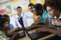 Studenti che utilizzano computer portatili in una lezione . — Foto stock
