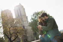 Couple at Notre Dame cathedral in Paris. — Stock Photo