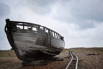 Заброшенная деревянная лодка — стоковое фото