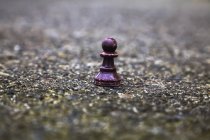 Шахматная пешка на улице — стоковое фото