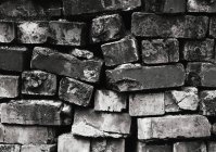 Pilha de tijolos com bordas rachadas — Fotografia de Stock