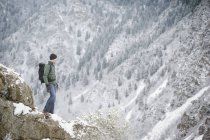 Homem caminhando nas montanhas — Fotografia de Stock