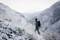 Homme randonnée à travers les montagnes — Photo de stock